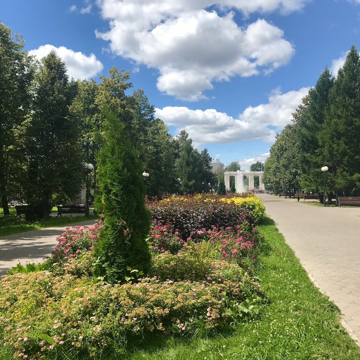 Казань крыла. Парк Крылья советов Казань осенью. Парк 10 Казань. Осень в Казани фото парк Крылья советов. Крылья советов 2021 Казань парк фото.