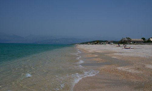 Krásná, čistá a dlouhá pláž Acharavi na Korfu s horami Albánie na pozadí