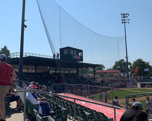 Dogs Down Bucks - Mankato MoonDogs