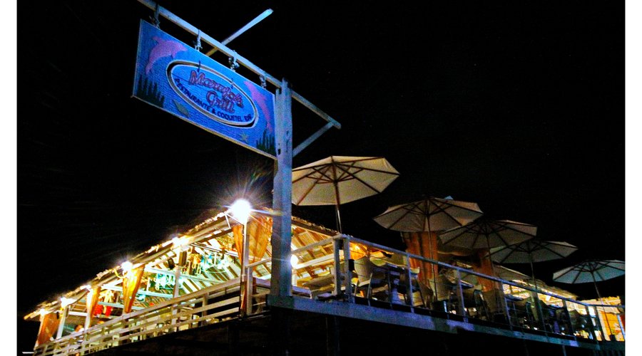 Fachada do restaurante em frente ao mar