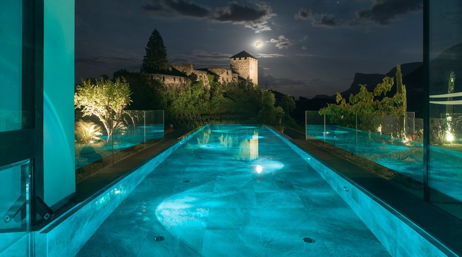 Late-Night-Swimming mit den Sternen in unserem neuen Infinitypool im Meraner Land. 