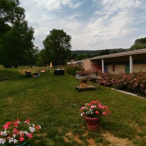 Terrasse coté jardin .. Barbecue ..