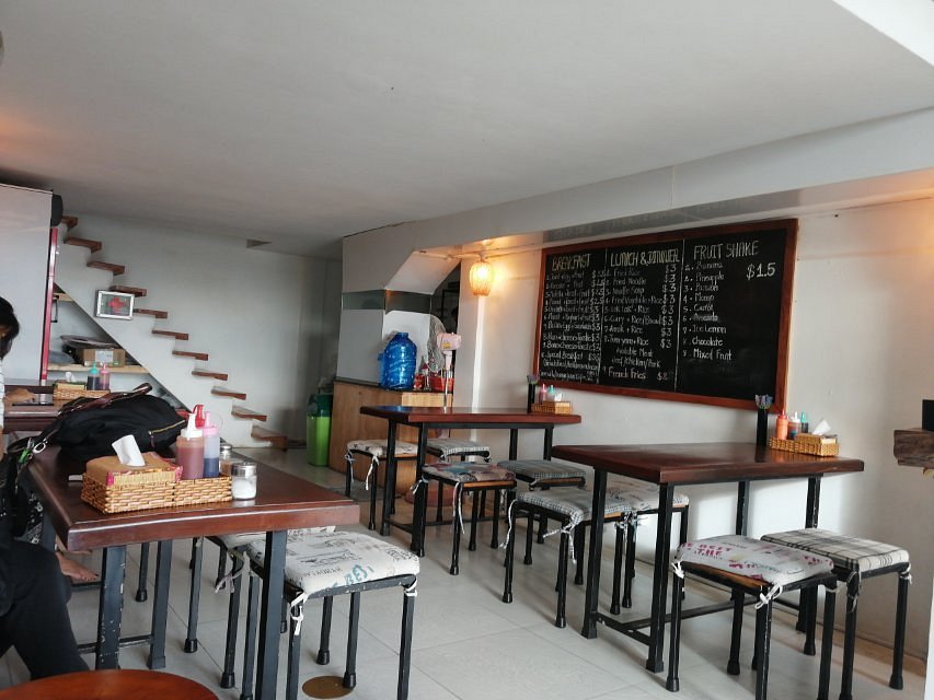 Maya Papaya Cafe &amp; Hostel, hotel in Phnom Penh