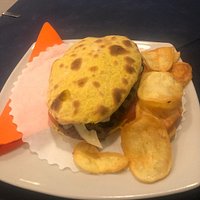 HAMBURGER DI SCOTTONA DENTRO AD UN PANINO ALLA CURCUMA FATTO AL MOMENTO, CON CONTORNO DI CHIPS ...