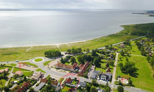 Nationalpark Mols bjerge.
 Tæt på dejlig badestrand med badebro og naturskønne Mols bjerge.
 Parkering ca. 150 m fra boligen.