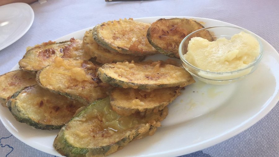 Fried zucchini with home  made garlic sauce