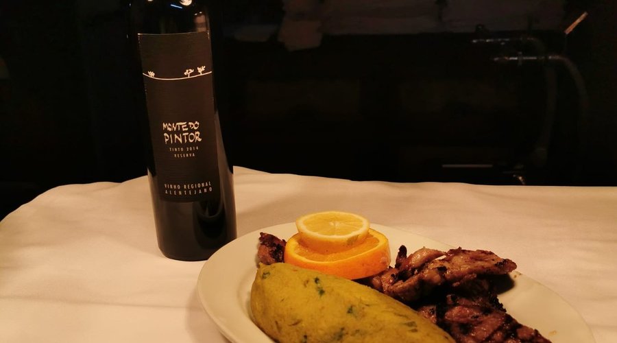 Lombinhos de porco preto na grelha, acompanhados de migas de espargos 