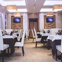 Il piacere della buona cucina si specchia all’interno di un locale nuovo e fresco ma dallo spirito elegante. Scoprirete le tradizioni della Basilicata, i profumi dei prodotti tipici, il sapore della genuinità.
Un vero e proprio viaggio col palato!