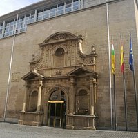 Portada del Parlamento de la Rioja.