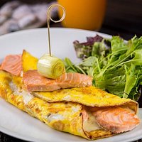 Omelete de salmão com alho poró e molho bechamel.