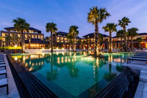 Pool & Beach