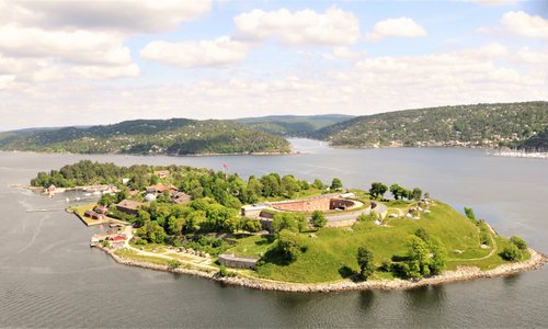From Oslo you go by bus to Drøbak, from Drøbak you take the ferry, either from Sjøtorget (Drøbak city center) or Sundbrygga (800 m north of Drøbak city center).