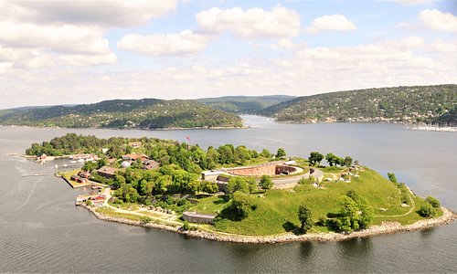 From Oslo you go by bus to Drøbak, from Drøbak you take the ferry, either from Sjøtorget (Drøbak city center) or Sundbrygga (800 m north of Drøbak city center).