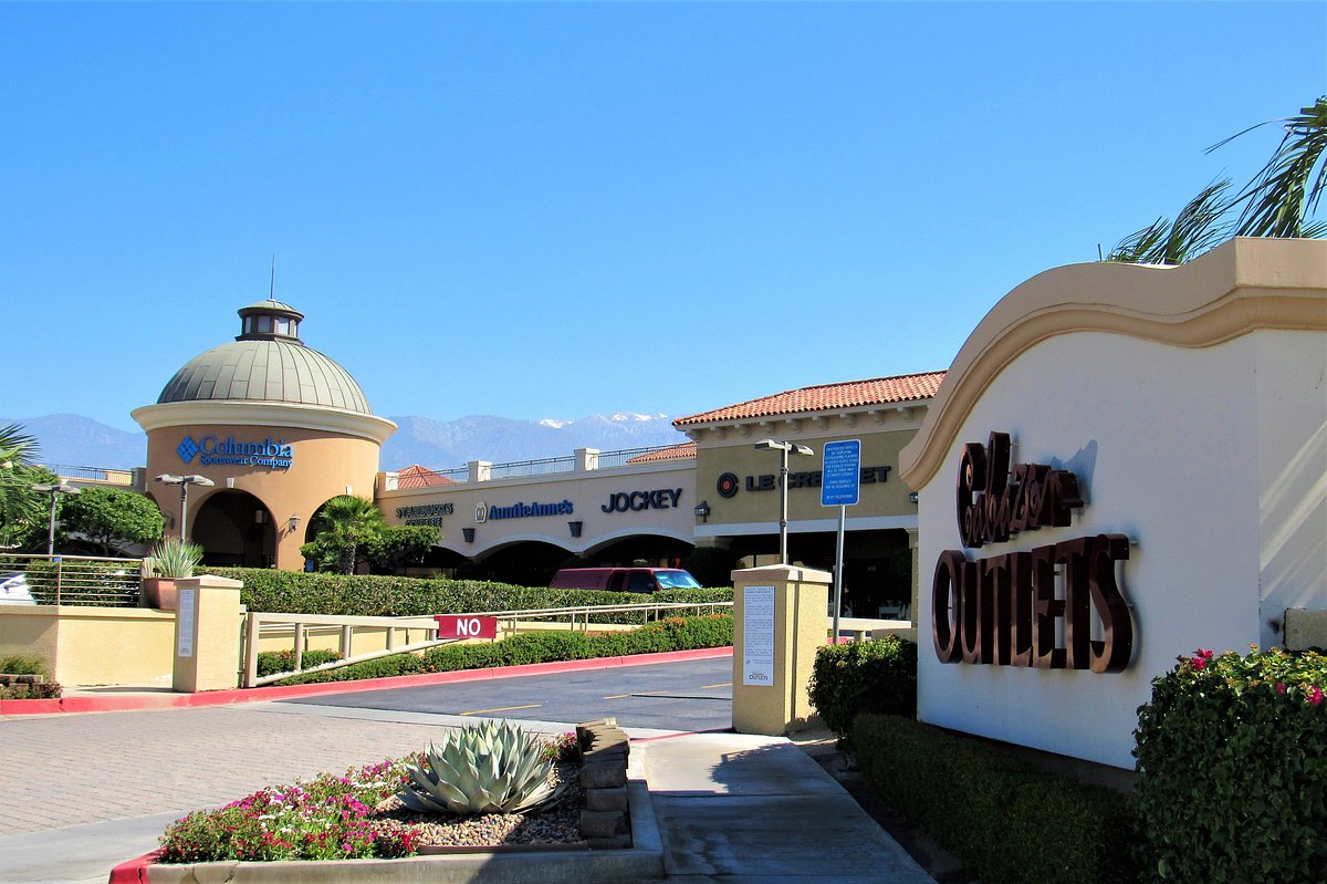 How to get to Desert Hills Premium Outlets in Cabazon by Bus?
