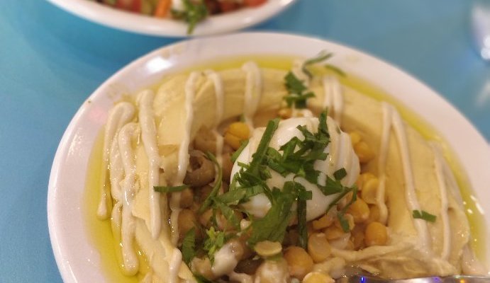 חומוס עם הכל וסלט ירקות טרי