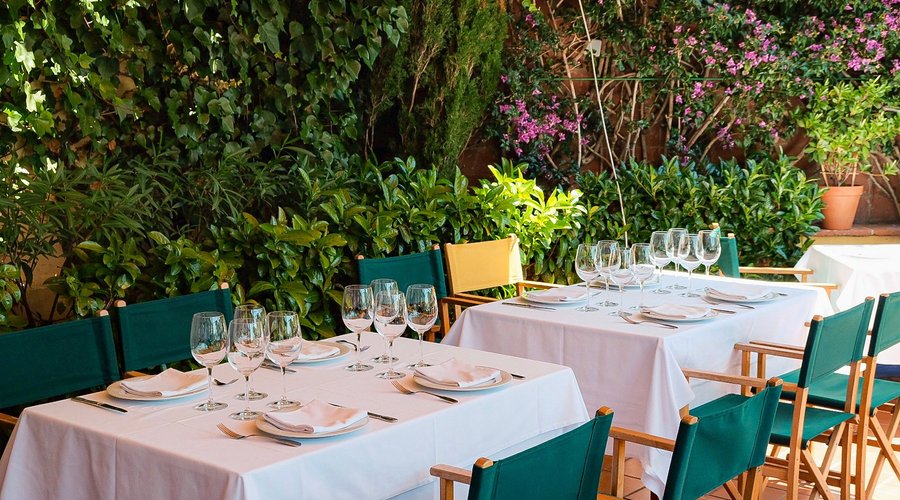 La terraza descubierta no está climatizada pero dispone de un pequeño tendal y sombreros de paja para los días más calurosos.