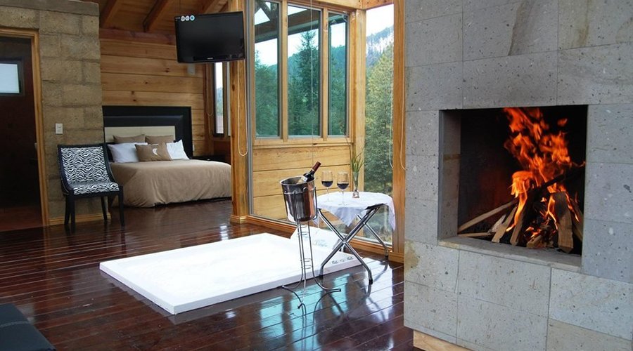 Suite con Jacuzzi se muestra chimenea.