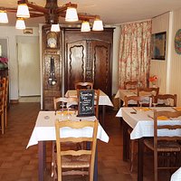 Crêperie familiale, mobilier rustique, ambiance chaleureuse.