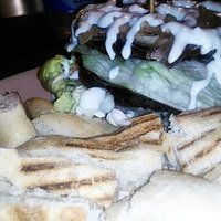 doppio hamburger in piatto