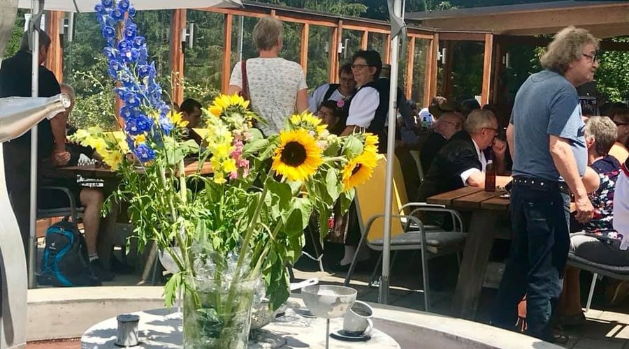 MEIN EMMENTAL BIER ZOLLBRÜCK
Vielerorts kennt man nur das Lagerbier, was natürlich auch seine Berechtigung hat. Liest man aber mehr über Bier oder googelt über Bier, wird man überwältigt von dieser Kultur. Bier ist unendlich kreativ. Es gibt Tausende von Biersorten auf unserer Erdkugel.
Wir lieben Biervielfalt und sind offen für alle Bierstile.
