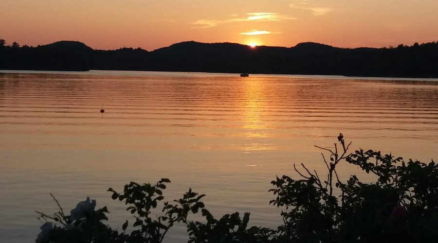 Puesta de sol en el lago, junto al hotel