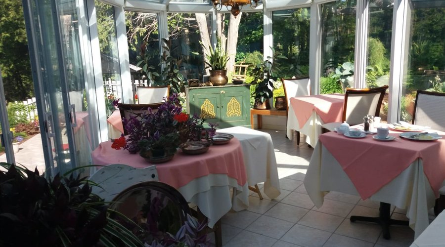 Petit-déjeuner dans la verrière de l'hôtel