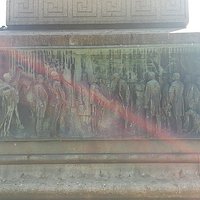 Памятник Беттино Рикасоли на площади Пьяцца-дель-Индипенденца, июль.