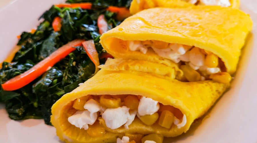 Paquetes Julio " Omelette relleno de queso cottage y elote" 
