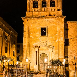 Enna di notteA due passi dal B6& Domus Enna; Santuario di San Giuseppe con la sua bella facciata barocca