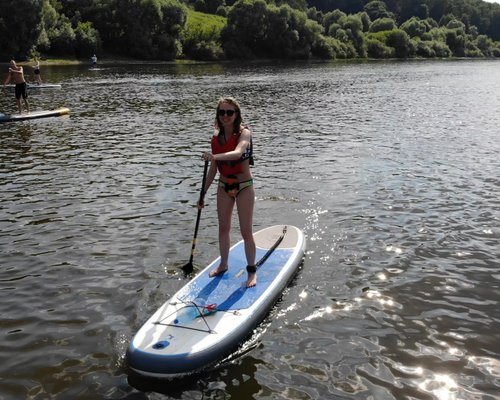 Вид спорта на воде на доске с веслом