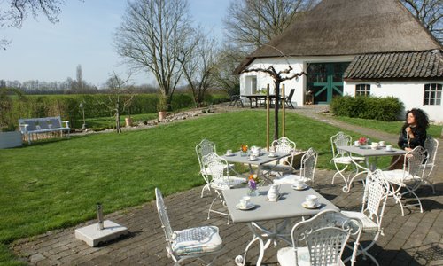 Terras met uitzicht op Den Alde Koat en de heuvels bij Kleve.