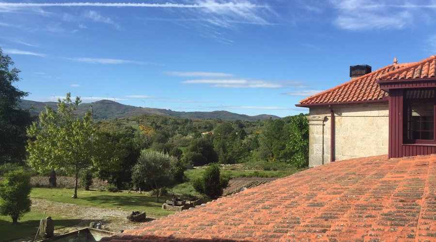O Hotel Rural Nossa Senhora dos Remédios é bastante exótico e superinteressante mas se gostas de confortos de hotéis urbanos é melhor passar ao largo pois este aqui é rural com toda a sua caipirice e digo que gostei demais e fica num lugarejo chamado Mourilhe na cidade de Montalegre.