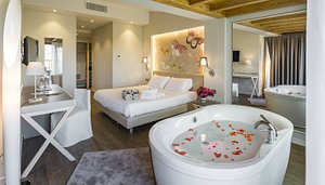 Hotel Resort & Spa Miramonti in Rota d'Imagna, image may contain: Tub, Bathing, Bathtub, Hot Tub