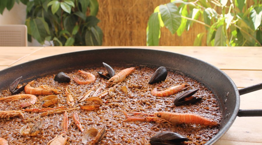 Disfruta de nuestra terraza con una buena paella a la brasa