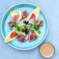 Tuniakový šalát s opečnou červenou paprikou a yuzu miso dipom