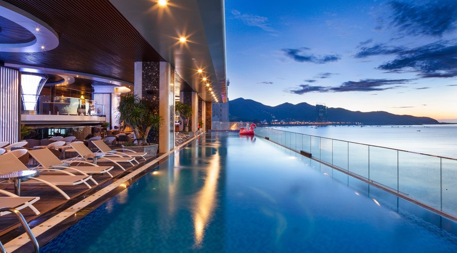 Daisy Pool Bar