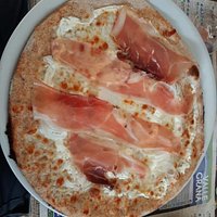pizza Viridio: mozzarella panna cipolle speck