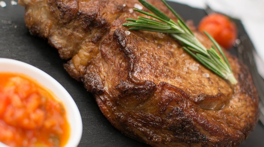 Es gibt fast nichts, was nicht auf dem Grill zubereitet werden kann.

Wir vom Restaurant Madrid lieben Grill-Spezialitäten. Aus diesem Grund haben wir verschiedene Fleisch- und Fischgerichtet die auf dem Grill zubereitet werden. So können Sie das ganze Jahr etwas vom Grill bestellen – an kalten Wintertagen wie auch in lauen Sommernächsten. Viel Spass und «en Guete»
