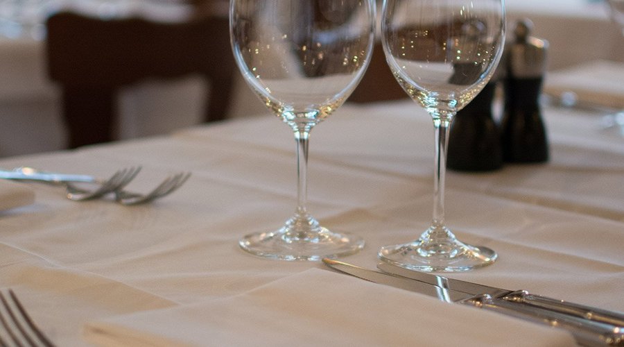 Business-Lunch oder romantisches Dinner.

Im Restaurant Madrid können Sie von einem romantischen Abend zu zweit bis hin zu einer geschlossenen Gesellschaft alles buchen. Aber natürlich können Sie auch gerne für sich alleine unsere Köstlichkeiten geniessen. Willkommen im Restaurant Madrid!
