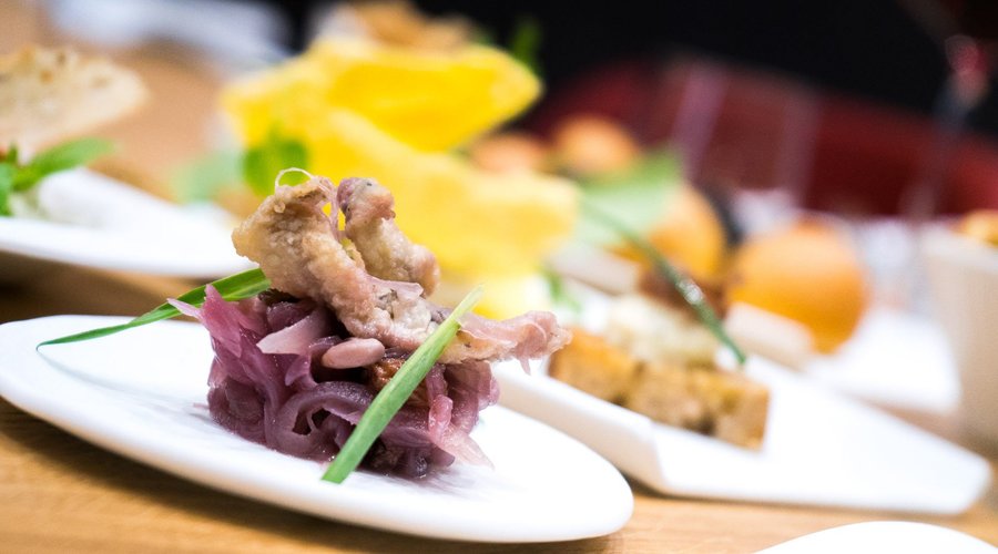 Ristorante con cucina tipica nel centro di Venezia. Massimo e Silvia storici fondatori a San Pantalon di un locale innovativo sono ritornati a Venezia in Ruga a Rialto con una nuova avventura sempre all’insegna della qualità e del prodotto tutto fatto in casa. Ti aspettiamo nel nostro ristorante a due passi da Rialto per una esperienza culinaria indimenticabile.