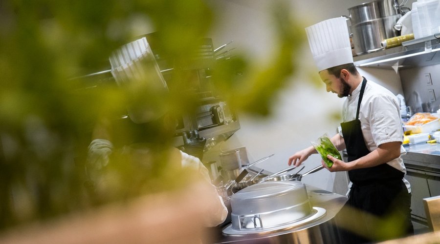 Il nostro ristorante è dotato di cucina interamente a vista per dare al cliente la trasparenza del prodotto e del piatto.
Il pesce è acquistato direttamente al mercato nel rispetto della qualità e della stagionalità.
Il menù è sempre variato soprattutto perché il cliente abituale possa sempre avere delle novità.
Il pane, i grissini, i taralli sono tutti di produzione propria nel vicino laboratorio di produzione che sviluppa idee sempre nuove.
Anche la pasta è tutta fatta in casa e tutta a mano.
