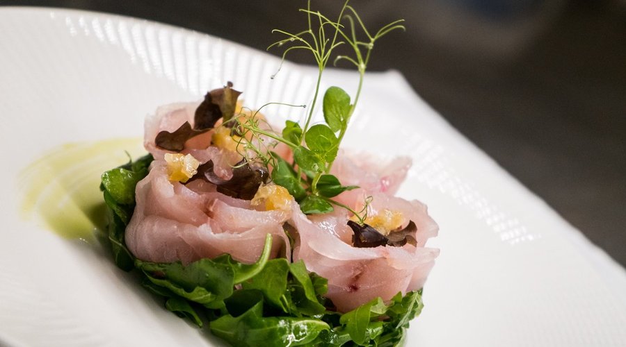 Il nostro ristorante è dotato di cucina interamente a vista per dare al cliente la trasparenza del prodotto e del piatto.
Il pesce è acquistato direttamente al mercato nel rispetto della qualità e della stagionalità.
Il menù è sempre variato soprattutto perché il cliente abituale possa sempre avere delle novità.
Il pane, i grissini, i taralli sono tutti di produzione propria nel vicino laboratorio di produzione che sviluppa idee sempre nuove.
Anche la pasta è tutta fatta in casa e tutta a mano.