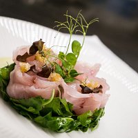 Il nostro ristorante è dotato di cucina interamente a vista per dare al cliente la trasparenza del prodotto e del piatto.
Il pesce è acquistato direttamente al mercato nel rispetto della qualità e della stagionalità.
Il menù è sempre variato soprattutto perché il cliente abituale possa sempre avere delle novità.
Il pane, i grissini, i taralli sono tutti di produzione propria nel vicino laboratorio di produzione che sviluppa idee sempre nuove.
Anche la pasta è tutta fatta in casa e tutta a mano.