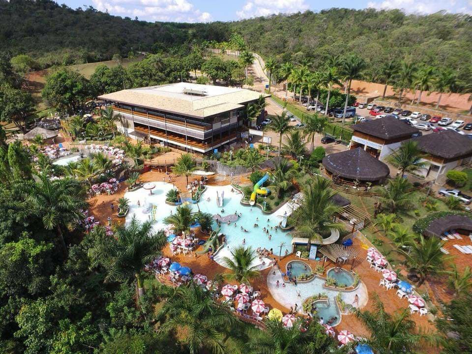 Dia com a família no: Águas correntes Park. 