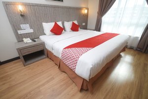 OYO 985 Hotel Nur in Miri, image may contain: Interior Design, Indoors, Furniture, Bed