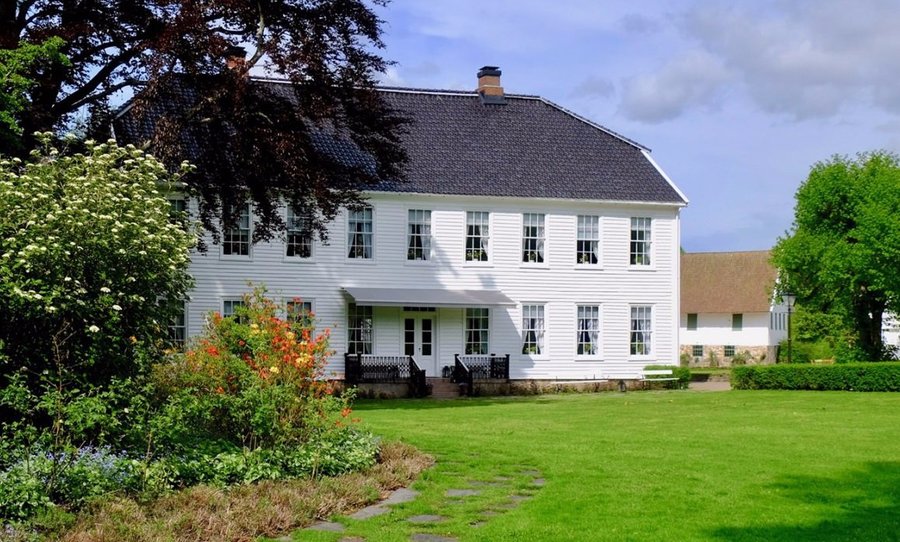 Main house front where guests can play croquet, horseshoe golf and kubb and enjoy a glass of Champagne