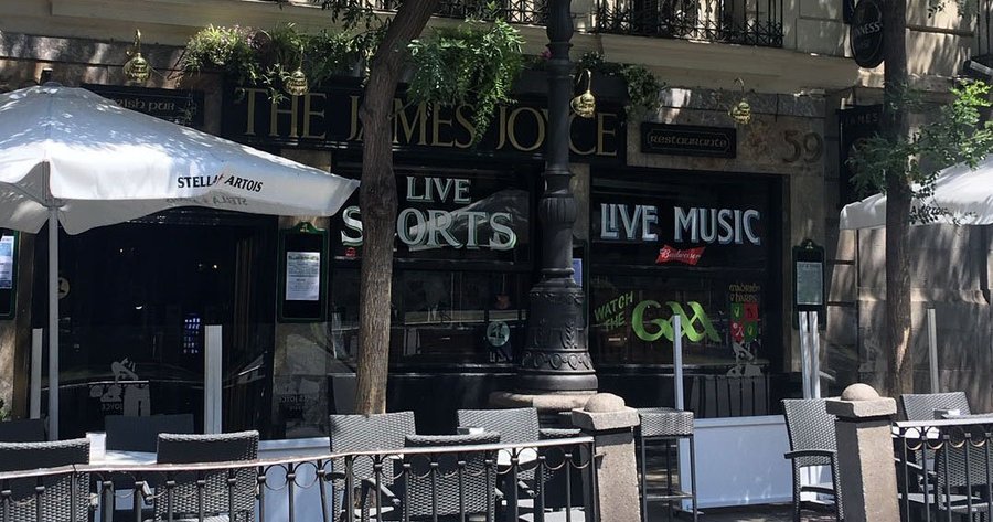 Enjoy Madrid from outside the pub on our terrace. Have lunch, dinner or just drinks with friends!
