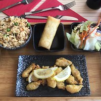 Hemos comido hoy muy bien. este plato solamente cuesta 6€ con pollo crujiente al limón. Os lo recomiendo. Algo diferente. Nos ha recordado a Japón!