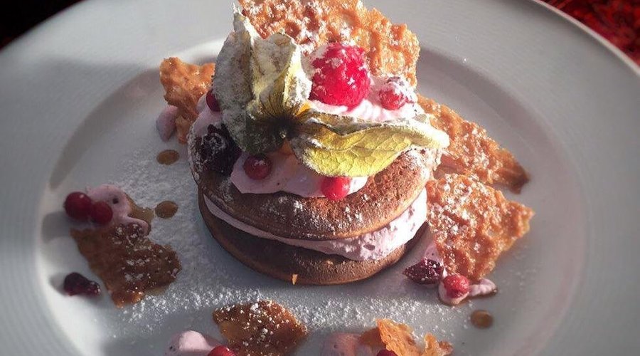 Blini 😋 con smetana ai frutti rossi e cialde di miele croccante