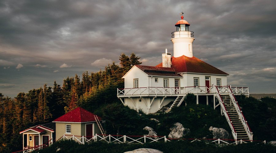 le phare au coucher de soleil